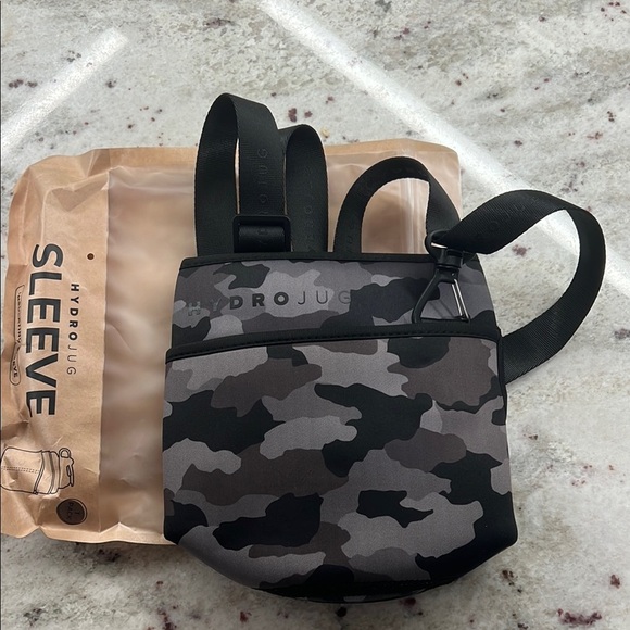 HydroJug  Camo Insulated Sleeve  in Black and Gray - Picture 1 of 7